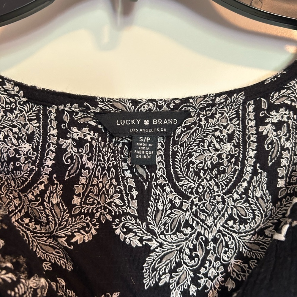 Lucky brand, black-and-white paisley bandanna, V-neck tank top - Picture 2 of 3